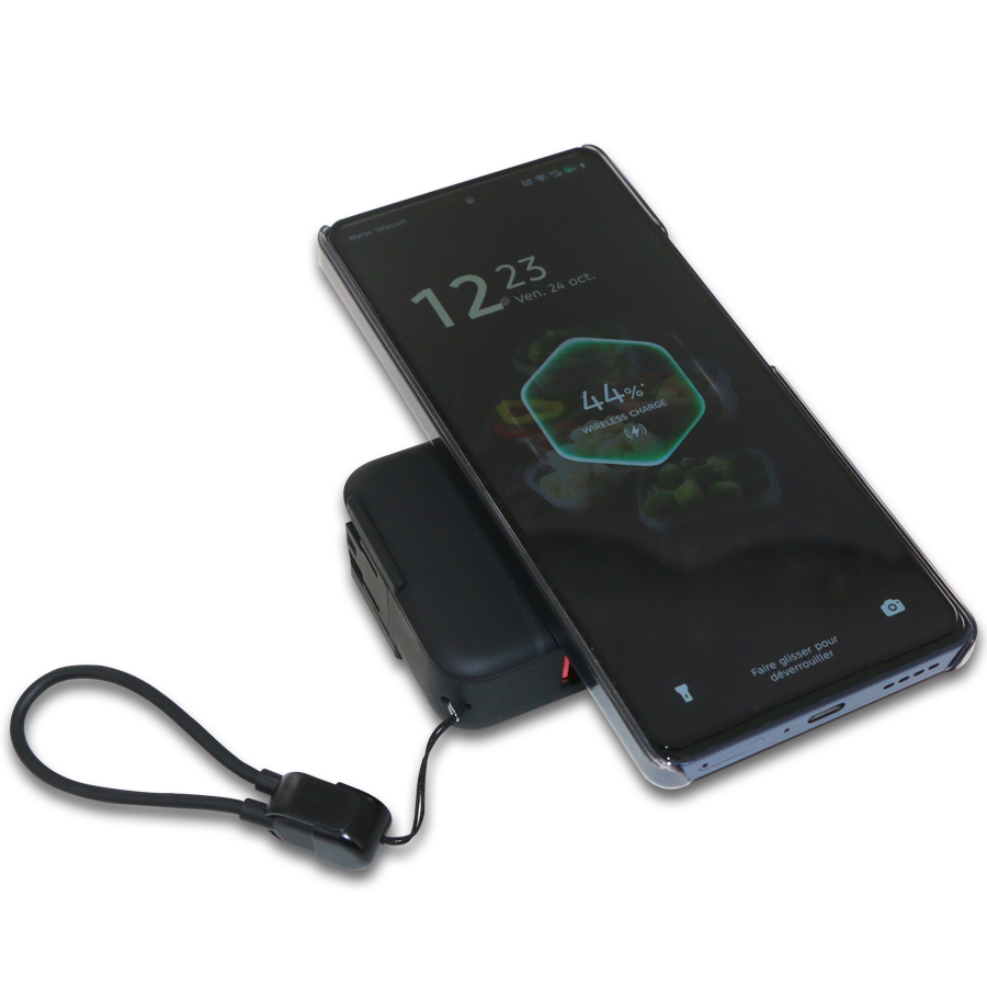 Coffret Power Bank MagSafe 10000 mAh Extra options sans fil pour téléphone, écouteurs sans fil et montre digitales avec prise murale USA et adapteur UE ainsi qu’un porte tél rotatif métallique.